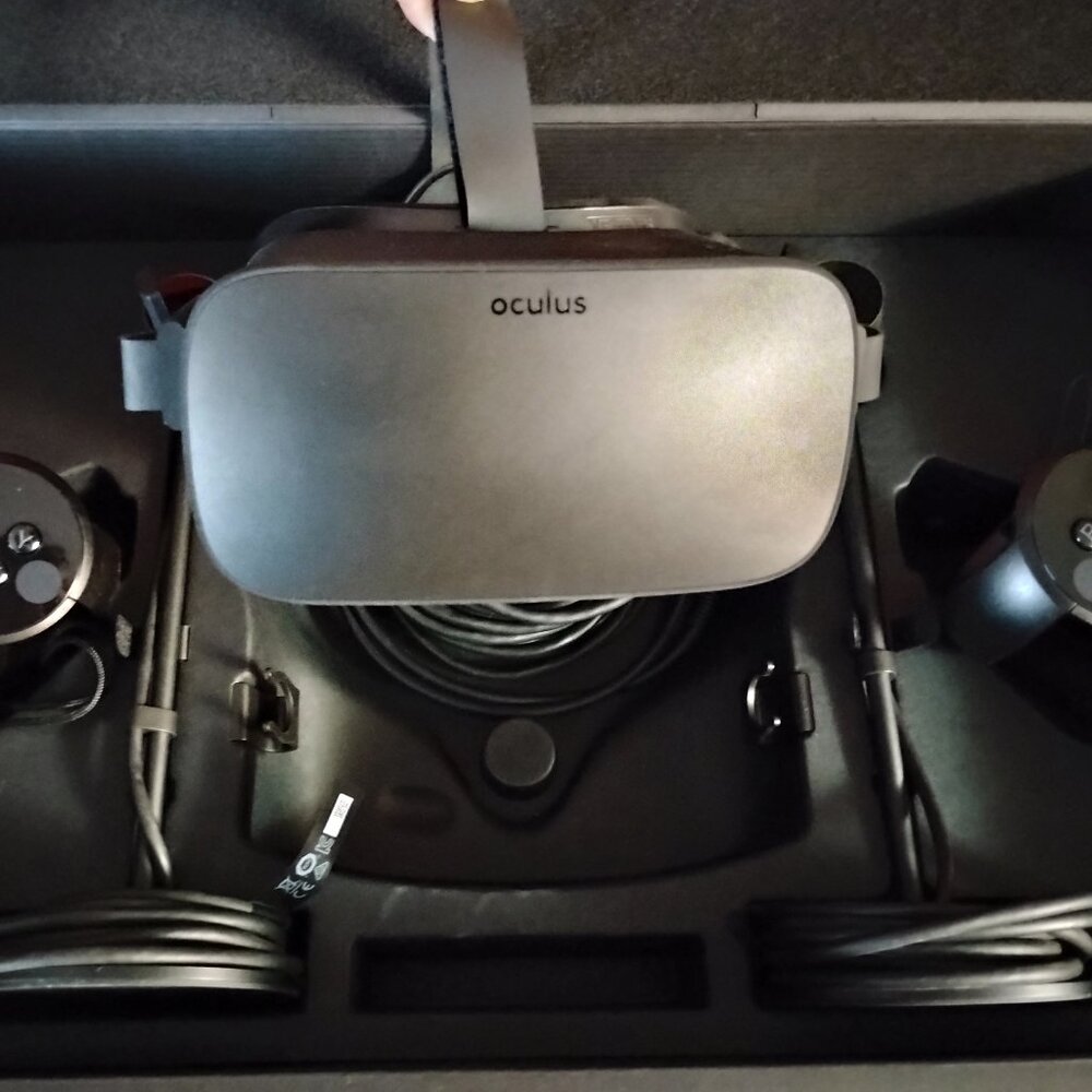 Oculus Rift CV1 PC VR Gaming Headset with 3rd Sensor and Accessories - Picture 6 of 16